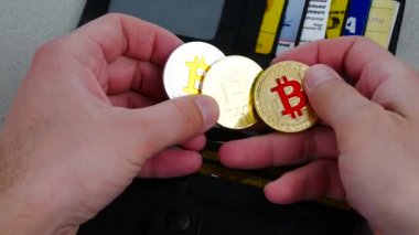 Altın ve gümüş bitcoins ve yüz dolar faturaları deri cüzdan. Bitcoin çanta olarak dolar ile. Araştırma kripto para kar. Madenci dolar ve altın bitcoin. Ticaret, ticari.