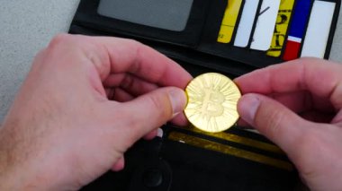 Altın bitcoin ve 100 dolarlık deri cüzdan. Cüzdanında dolar olan Bitcoin. Kripto para birimlerinden kazanç. Doları ve altın bitcoin 'i olan bir madenci. İşçilik, ticaret..