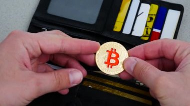Altın bitcoin ve 100 dolarlık deri cüzdan. Cüzdanında dolar olan Bitcoin. Kripto para birimlerinden kazanç. Doları ve altın bitcoin 'i olan bir madenci. İşçilik, ticaret..