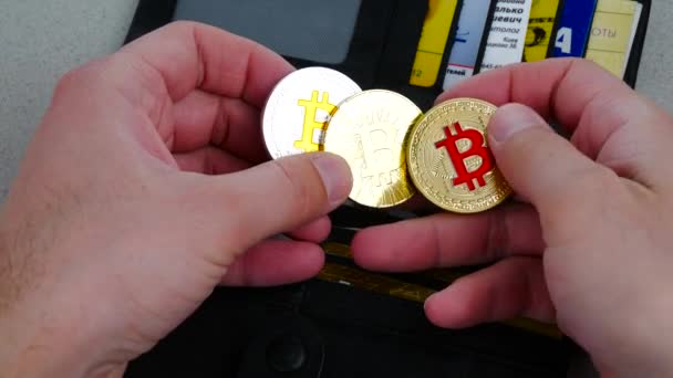 Golden och silver bitcoins och hundra dollarsedlar i läder plånbok. Bitcoin hos dollar i handväskan. Resultat från gruvdrift krypto valuta. Gruvarbetare med dollar och guld bitcoin. Bussiness, kommersiella. — Stockvideo