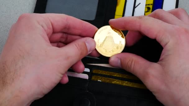 Bitcoin pirámide Masson oro y billetes de cien dólares en cartera de cuero. Bitcoin con dólar en el bolso. Beneficio de la minería crypto monedas. Minero con dólares y bitcoin de oro . — Vídeo de stock
