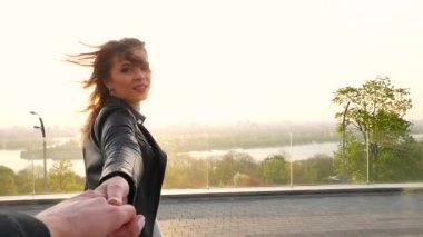 Genç güzel kız göster: büyük city erkek elini tutuyor. Beni kavramı takip.