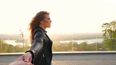 Güzel kadın davet erkek arkadaşı onu izleyin. Beni kavramı takip.