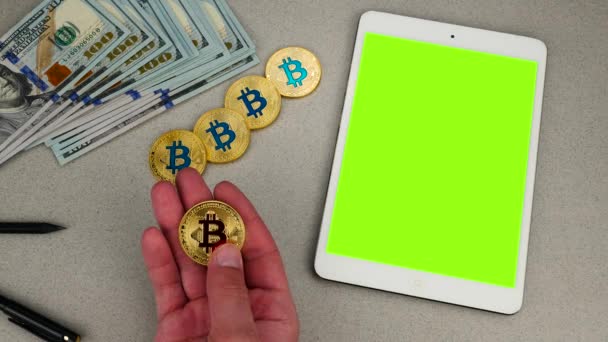 Digitales weißes Tablet mit grünem Bildschirm und Bitcoin — Stockvideo