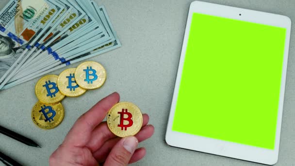 数字绿色屏幕 Ipad 和比特币硬币在手 — 图库视频影像