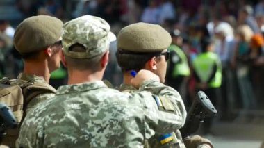 Komutan askerleri için su sıcak güneşli bir gün, yardımcı olur. Ukrayna'nın Bağımsızlık Günü onuruna askeri geçit töreni. Kiev, Ukrayna - 24 Ağustos 2018