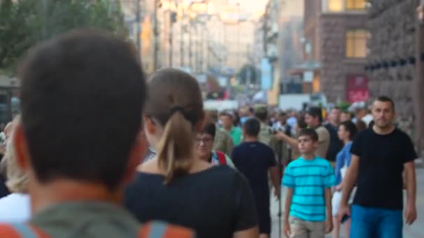 Mucha gente en la calle mira algo. KYIV, UCRANIA - 20 de agosto de 2018 — Vídeos de Stock