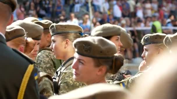 Chicas militares sonrientes. Desfile militar en honor al Día de la Independencia de Ucrania. KYIV, UCRANIA - 24 de agosto de 2018 — Vídeos de Stock