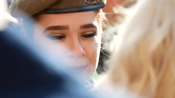 Primer plano de hermosa chica militar sonriente. Desfile militar en honor al Día de la Independencia de Ucrania. KYIV, UCRANIA - 24 de agosto de 2018 — Vídeo de stock