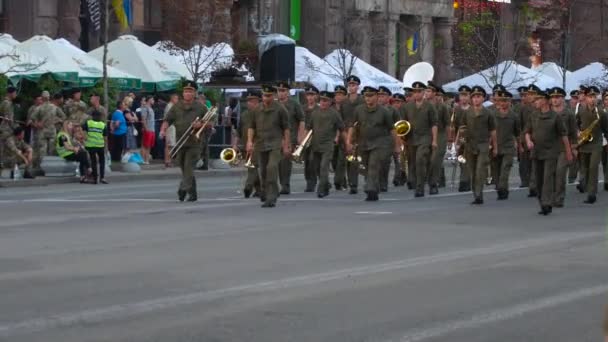 Katonai misicants. Képzése katonai felvonulást Ukrajna függetlenség napja tiszteletére. Kiev, Ukrajna - 2018. augusztus 20. — Stock videók