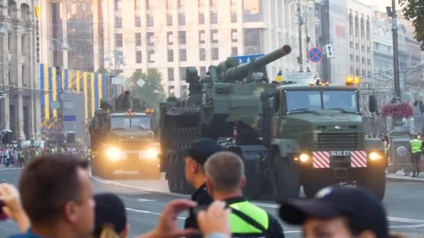 Savaş makineleri. Ukrayna'nın Bağımsızlık Günü onuruna askeri geçit töreni için eğitim. Kiev, Ukrayna - 20 Ağustos 2018 — Stok video