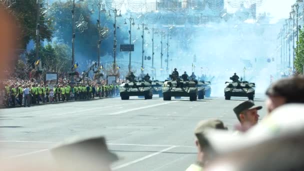 Savaş makineleri. Tanklar Street. Ukrayna'nın Bağımsızlık Günü onuruna askeri geçit töreni. Kiev, Ukrayna - 24 Ağustos 2018 — Stok video