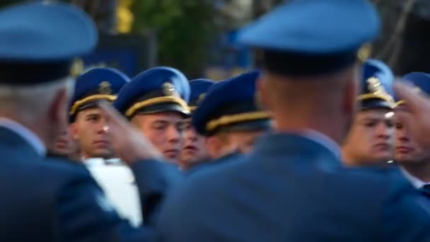Generál a vojáků. Vojenská přehlídka na počest den nezávislosti Ukrajiny. Kyjev, Ukrajina - 24 srpna 2018 — Stock video