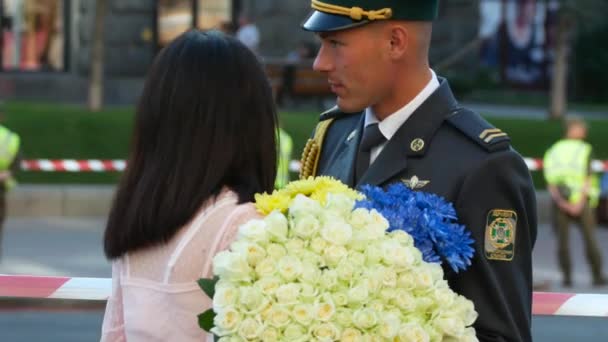 Svatba v armádě. Vojenská přehlídka na počest den nezávislosti Ukrajiny. Kyjev, Ukrajina - 24 srpna 2018 — Stock video