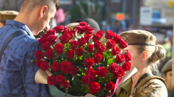 Muž dává růže své vojenské přítelkyni. Vojenská přehlídka na počest den nezávislosti Ukrajiny. Kyjev, Ukrajina - 24 srpna 2018 — Stock video