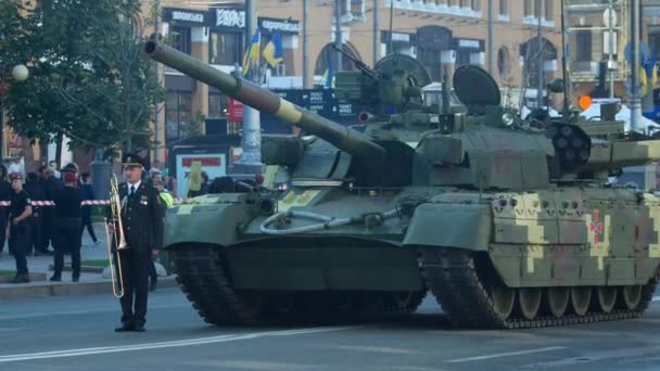 Krigsmaskinen. Stor tank på gatan. Militärparad för att hedra Självständighetsdagen av Ukraina. Kiev, Ukraina - 24 augusti 2018 — Stockvideo