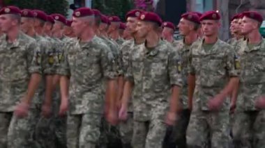 Kırmızı berrets askerler. Ukrayna'nın Bağımsızlık günü onuruna askeri geçit töreni için eğitim. Kiev, Ukrayna - 20 Ağustos 2018