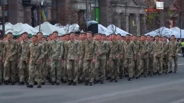 Tropas con ropa de camuflaje. Entrenamiento para el desfile militar en honor al Día de la Independencia de Ucrania. KYIV, UCRANIA - 20 de agosto de 2018 — Vídeos de Stock
