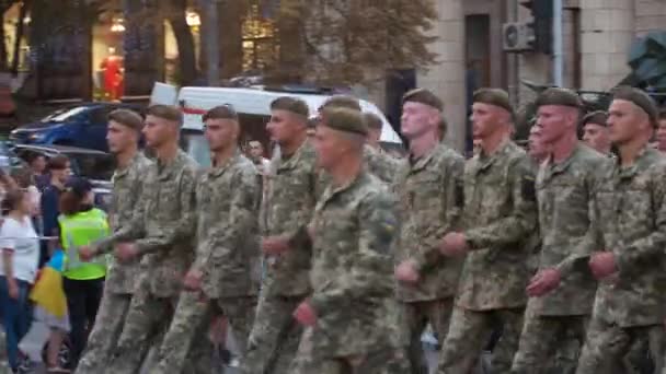 Voják v březnu na ulici města. Školení na vojenskou přehlídku na počest den nezávislosti Ukrajiny. Kyjev, Ukrajina - 20 srpna 2018 — Stock video