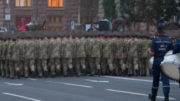 Vojenské jednotky pochodující na ulici. Školení na vojenskou přehlídku na počest den nezávislosti Ukrajiny. Kyjev, Ukrajina - 20 srpna 2018 — Stock video