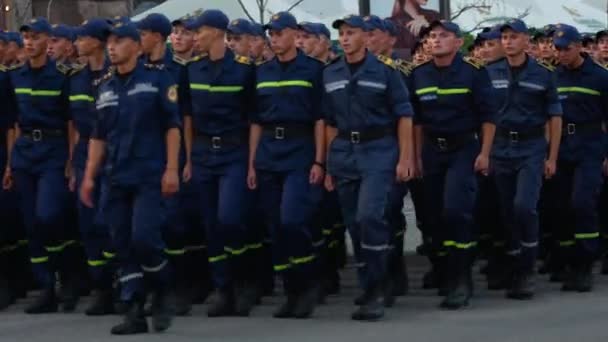Fuerzas de rescate de Ucrania. Entrenamiento para el desfile militar en honor al Día de la Independencia de Ucrania. KYIV, UCRANIA - 20 de agosto de 2018 — Vídeos de Stock