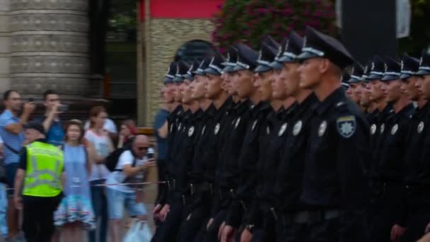Policía Nacional. Entrenamiento para el desfile militar en honor al Día de la Independencia de Ucrania. KYIV, UCRANIA - 20 de agosto de 2018 — Vídeos de Stock
