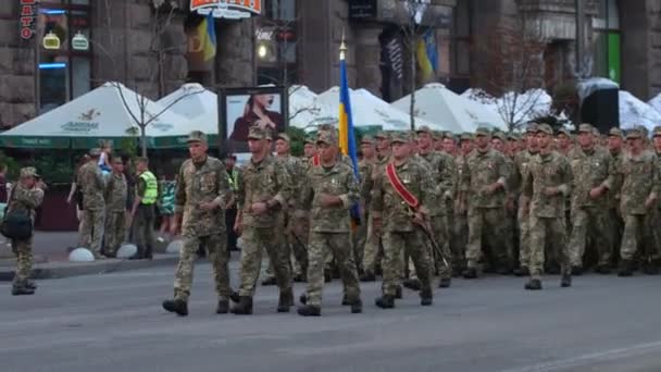 Veteranos de batalla marchando. Entrenamiento para el desfile militar en honor al Día de la Independencia de Ucrania. KYIV, UCRANIA - 20 de agosto de 2018 — Vídeos de Stock