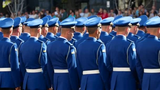 Pilotas de Militari en las filas. Desfile militar en honor al Día de la Independencia de Ucrania. KYIV, UCRANIA - 24 de agosto de 2018 — Vídeo de stock