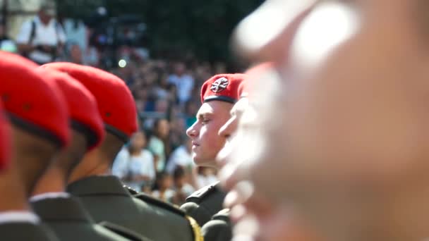 Soldados miliares modernos. Desfile militar en honor al Día de la Independencia de Ucrania. KYIV, UCRANIA - 24 de agosto de 2018 — Vídeo de stock