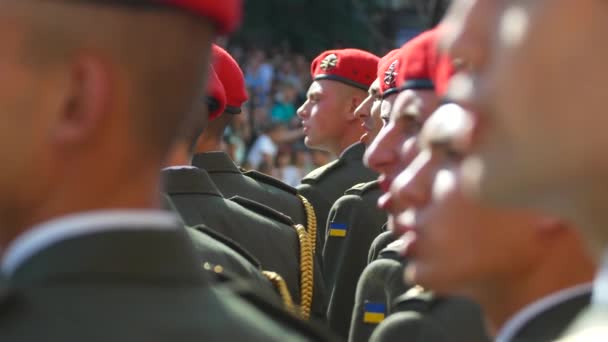 Los soldados cantan el himno de Ucrania. Desfile militar en honor al Día de la Independencia de Ucrania. KYIV, UCRANIA - 24 de agosto de 2018 — Vídeos de Stock