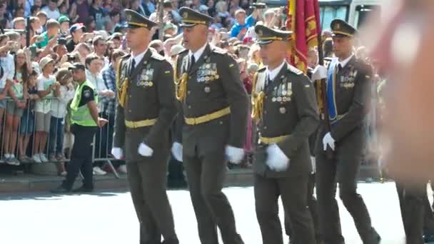 Militares calificados marchando. Desfile militar en honor al Día de la Independencia de Ucrania. KYIV, UCRANIA - 24 de agosto de 2018 — Vídeo de stock