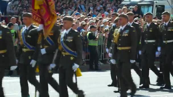 Натовпі людей аплодує солдатів. Військовий парад на честь Дня незалежності України. Київ, Україна - 24 серпня 2018 — стокове відео