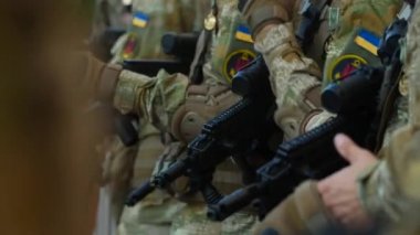 Ukrayna askeri üniforma içinde otomatik silahla zorlar.