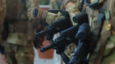 Modern yetenekli askerler silah ile üniformalı.