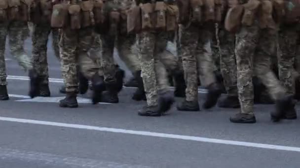 Des hommes en clothig camouflage défilent dans la rue — Video