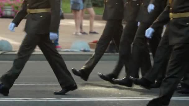 Многие солдаты готовятся на военном параде ко Дню независимости — стоковое видео