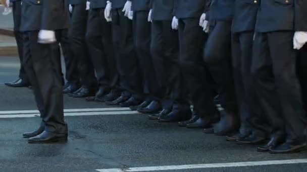 Las tropas militares comienzan a marchar . — Vídeos de Stock