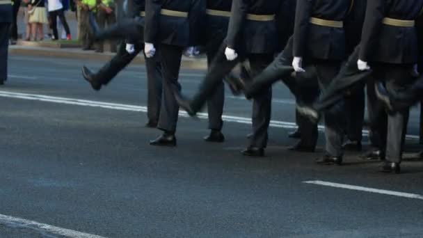 Vackra marscherande soldater på street — Stockvideo