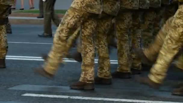 Soldaten in camo uniform marcheren in cadans tijdens een parade van leger — Stockvideo