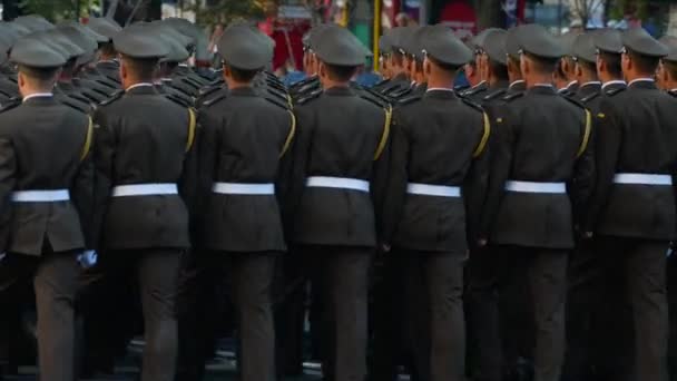 Hodnosti vojáků pochodující na ulici — Stock video