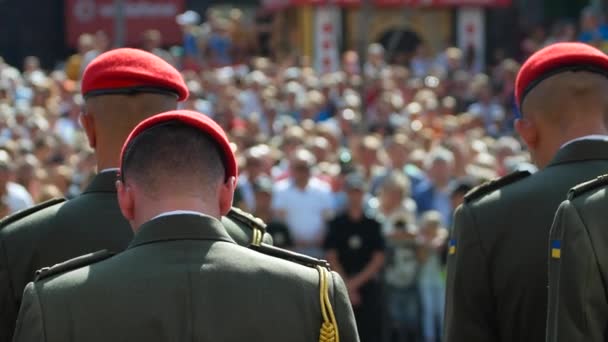 Хвилина мовчання в рядах військової солдатів — стокове відео
