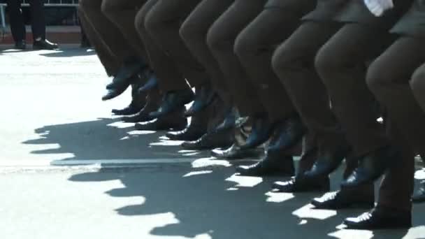 Militärer i uniform börja marschera — Stockvideo