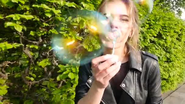 幸せな女の子がスローモーションでシャボン玉を作る — ストック動画