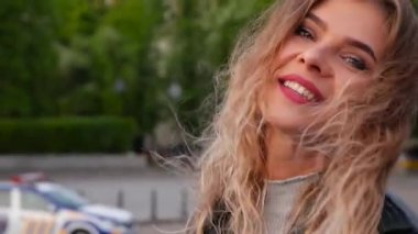 Sexy Genç kız dokunmatik saç Street