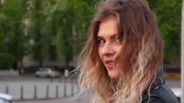 Kameraya gülümseyen genç kadın. Güzel kız closeup