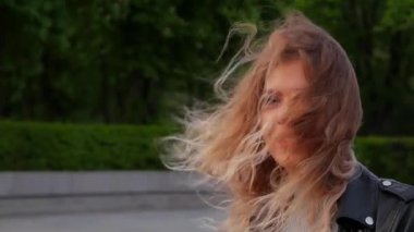 Fantastik genç güzel kız kameraya bakar ve onun hain dokunma