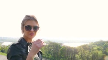 Güzel kız onun güneş gözlüğü ağır çekimde kapalı alır