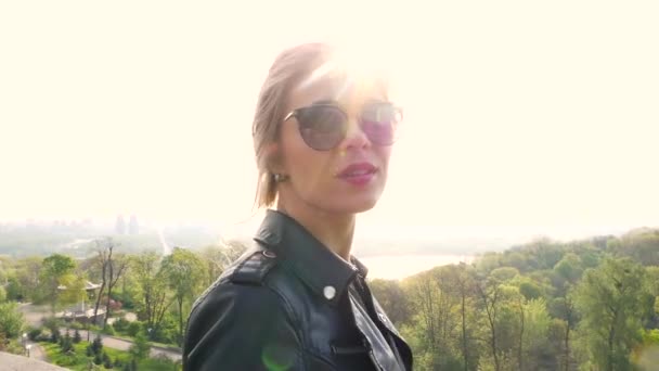 Belle femme à une journée brillante enlève ses lunettes de soleil — Video