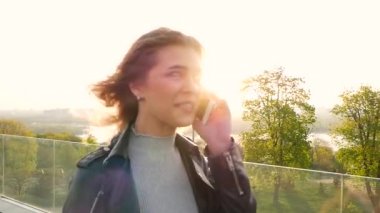 Beatifil genç bayan açık ve konuşma telefonda bir patron gibi gider