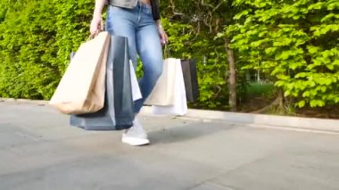 Büyük kağıt poşetler olan kadın